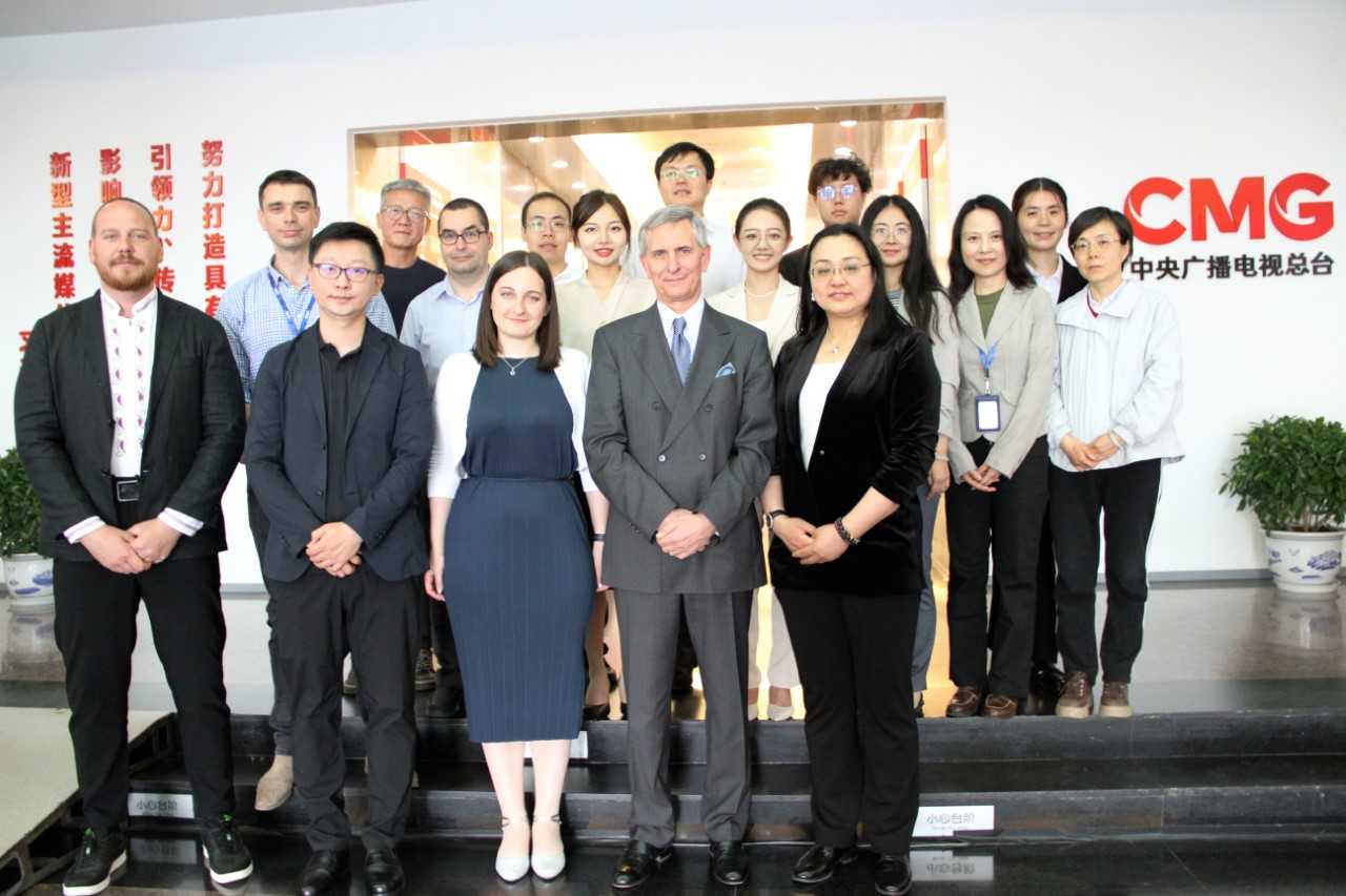 Ambassador Andrey Tehov visits the Bulgarian Language Department of the Chinese Media Group